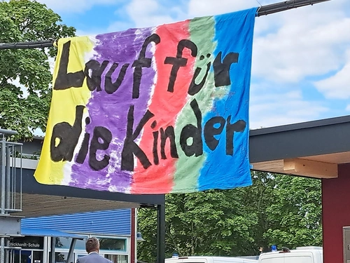 gemaltes Banner mit Lauf für Kinder